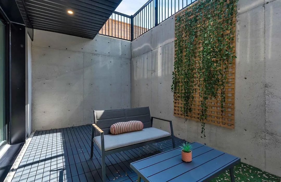 Luxury 2-Bedroom Oasis At College & Bathurst-1
