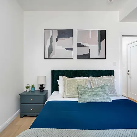Luxury 2-Bedroom Oasis At College & Bathurst-3